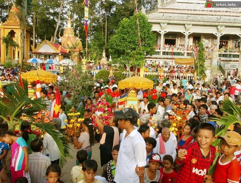 Quang cảnh lễ Kathina của đồng bào Khmer