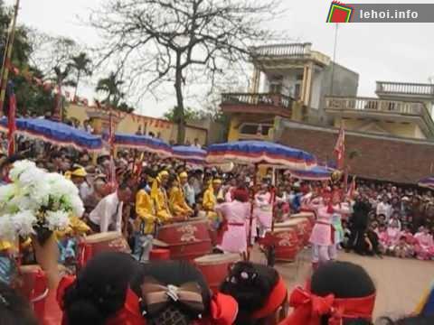 Quang cảnh lễ hội làng La Vân Thái Bình