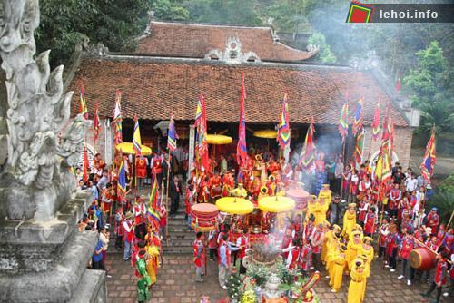 Đoàn rước kiệu tại lễ hội đền Bà Triệu