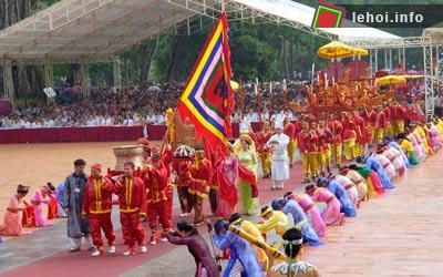 Đoàn rước trong lễ hội Lam Kinh