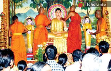 Tắm tượng Phật trong lễ hội Chol Chnam Thmay
