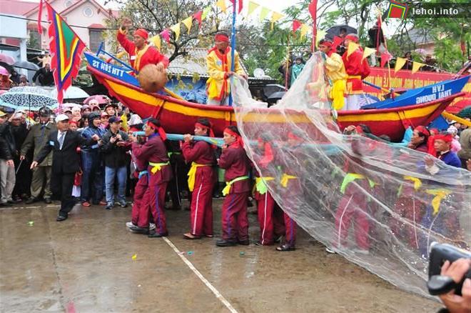 Nghi lễ rước thuyền đánh cá đã tại hội Cầu Ngư ở Thái Dương Hạ