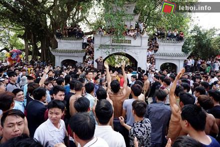 Cảnh tranh cướp chiếu cói mong sinh quý tử tại lễ hội Đúc Bụt ở Đồng Tĩnh
