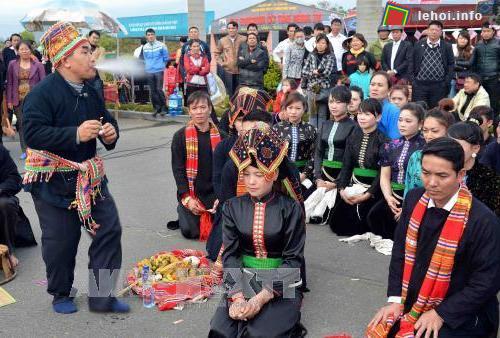Lễ cúng trong lễ hội Xên Lẩu Nó của người Thái đen tại Yên Bái