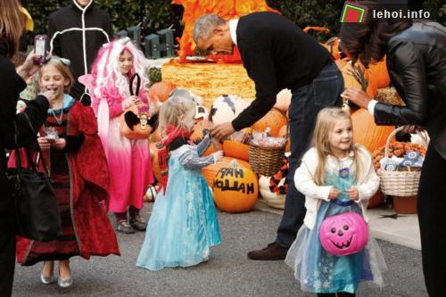 Trẻ em Mỹ chơi trò “Trick or Treat” trong dịp Halloween