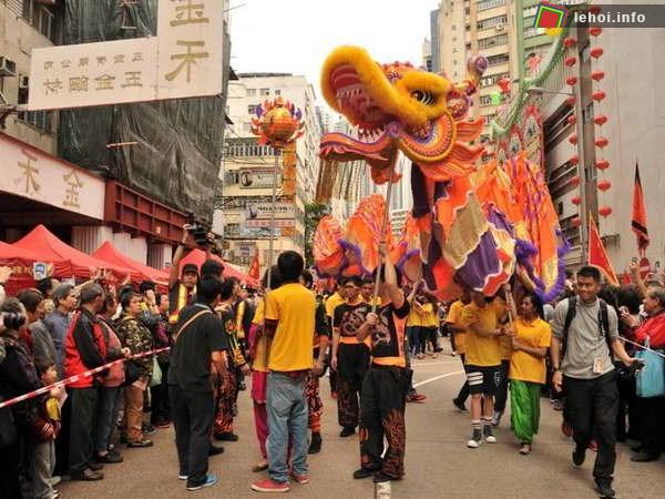 Người dân Hong Kong và du khách theo dõi lễ hội