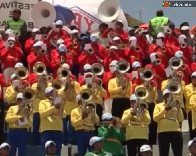Các nhạc công trong trang phục đỏ vàng xanh, 3 màu trên lá quốc kỳ Bolivia