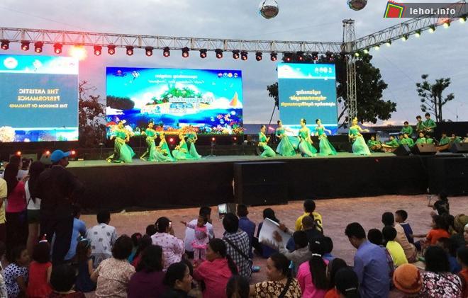 Chương trình biểu diễn nghệ thuật tại Festival Biển Campuchia 2014