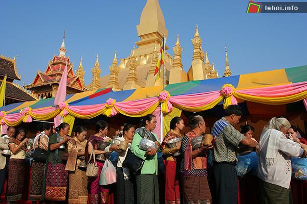 Hàng ngàn người tham gia vào nghi lễ khất thực (Tak Bat) trong lễ hội năm trước.