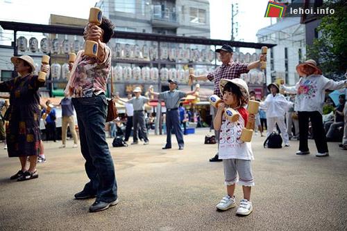 Những người già ở Nhật tham gia các hoạt động tập thể trong ngày lễ hôi