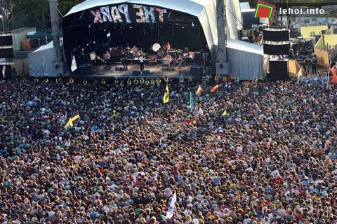 Đám đông cuồng nhiệt tại sân khấu trong Lễ hội Glastonbury năm 2011.