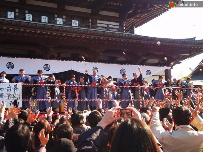 Hình ảnh người dân Nhật Bản ném đậu trong lễ hội