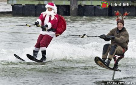 Các ông già Noel thi lướt sóng tại Mỹ