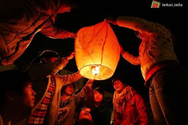 Vào khoảng thời gian này, đất nước Đài Loan sẽ tràn ngập những hoạt động vui chơi giải trí và đặc biệt nhất đó là lễ thả đèn trời. 