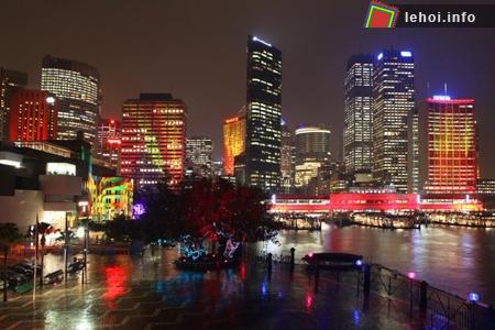 Chiếu sáng các ngôi nhà cao tầng ở Sydney vào lúc khai trương Lễ hội ánh sáng mang tên “Vivid Sydney”. Ảnh First Light Photography