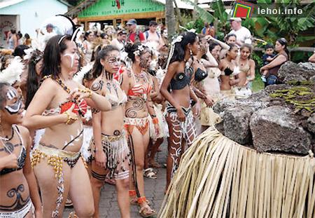 Trang phục bắt mắt của những người dân nơi đây tại lễ hội Tapati