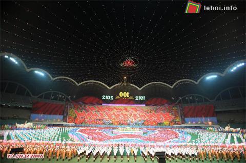 Lễ hội đồng diễn Arirang đã được tổ chức tại sân vận động 1/5 tại thủ đô Bình Nhưỡng với sự góp mặt của hơn 100.000 vũ công, vận động viên, ca sĩ và các em học sinh. Ảnh chụp buổi tổng duyệt trước khi buổi lễ chính thức được bắt đầu. 