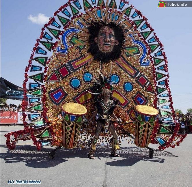 Tại sự kiện lớn đầu tiên trong lễ hội này là cuộc diễu hành Carnival Junior, các vũ công vừa trình diễn những bộ trang phục rất cầu kỳ và bắt mắt lại vừa nhảy những vũ điệu huyền bí, bốc lửa của những người dân vùng Caribe. 