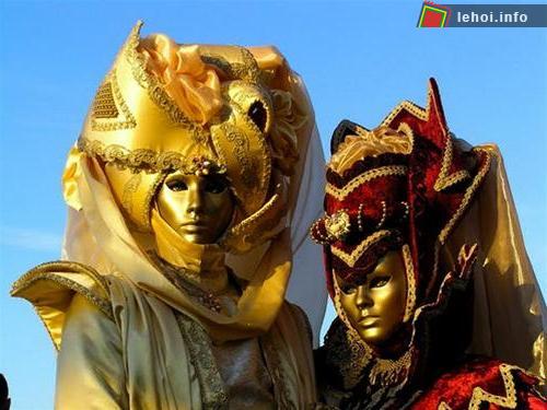 Các nhân vật trong cổ tích và thần thoại - Ảnh: Đoàn Thu Hiền Những bộ trang phục cầu kỳ,  tinh xảo ở Venice trong lễ hội hóa trang carnival - Ảnh: Đoàn Thu Hiền Chụp ảnh kỷ niệm với bộ trang phục lễ hội - Ảnh: Đoàn Thu Hiền