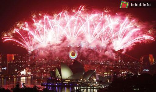    Cầu cảng Harbour và nhà hát Opera nổi tiếng của Sydney, Australia là nơi thu hút hàng ngàn người tới chiêm ngưỡng màn pháo hoa.