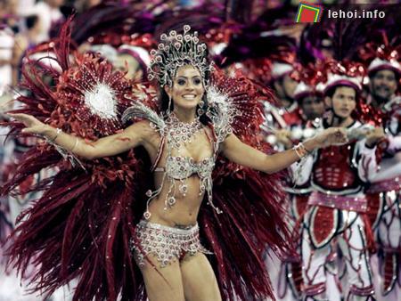 Thành phố Rio de Janeiro (Brazil) đang ngập tràn trong lễ hội Carnival rực rỡ muôn sắc màu cùng những vũ điệu samba bốc lửa.