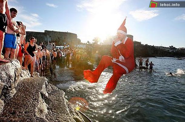 Không quản ngại thời tiết lạnh giá, hội thi bơi vẫn được diễn ra rất đều đặn tại Sandycove, Dublin ( Ireland ) vào mỗi dịp Giáng sinh hàng năm. (Ảnh: AP) 