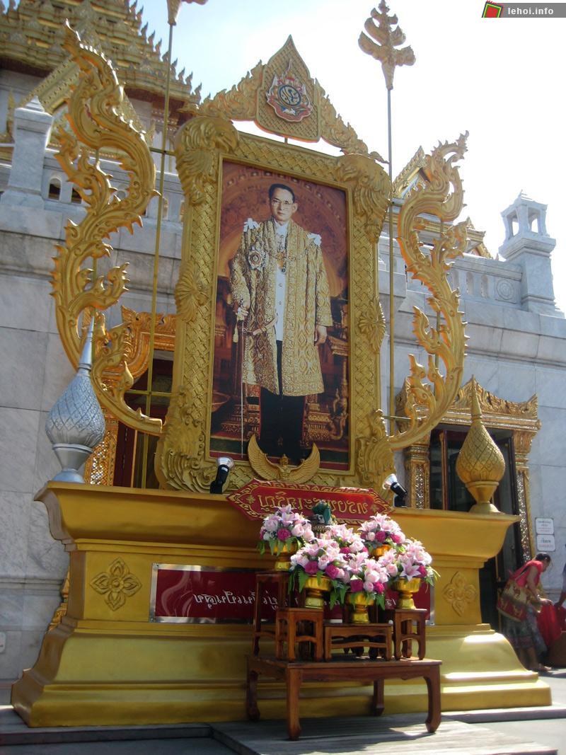 Ảnh vua Rama IX được đặt trang trọng ở hầu hết các địa điểm công cộng