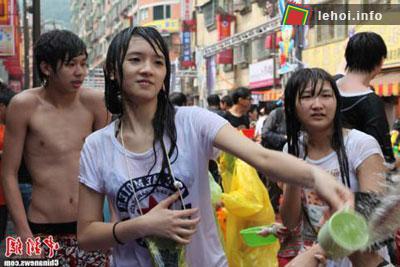 Hàng ngàn người đã cầm xô, chậu, gáo để tham gia lễ hội té nước trên đường Myanmar (Đài Bắc, Đài Loan) 