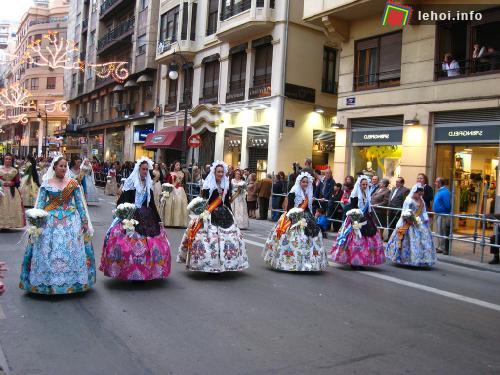 Biểu diễn thời trang ngoài phố, một trong hoạt động của lễ hội Las Fallas
