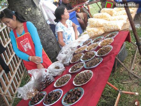 Hai bên đường bán nhiều đồ ăn trong đó có món “đặc sản” côn trùng rang được bán với giá 10.000 kip/đĩa (khoảng 25.000 VNĐ)