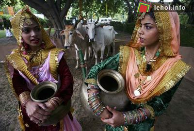 Phụ nữ Hindu trong trang phục truyền thống tham dự lễ hội Teej