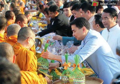 Thái Lan tưng bừng lễ hội mừng sinh nhật nhà vua
