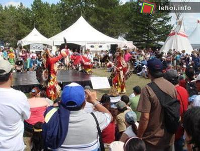 Rất đông người xem dân bản địa da đỏ Canada nhảy múa