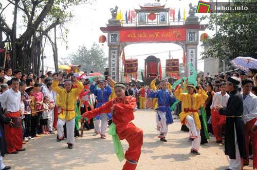 Biểu diễn múa hội trong Lễ hội Đình Thái Đào