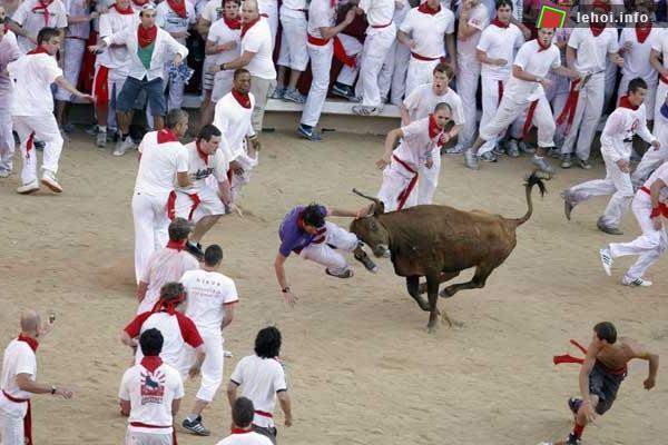 Lễ hội “bò rượt” San Fermin tại Tây Ban Nha ảnh 1