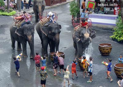 Thái Lan: Lễ hội Songkran đón mừng năm mới. ảnh 2