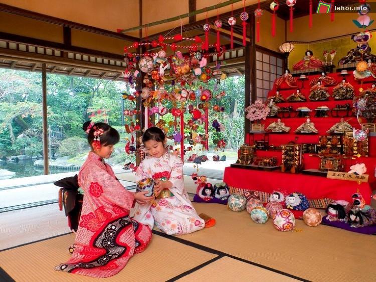 Những bé gái trong lễ hội búp bê Hina Matsuri
