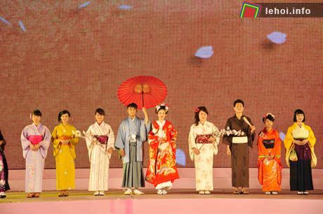 Màn biểu diễn trang phục truyền thống Nhật Bản