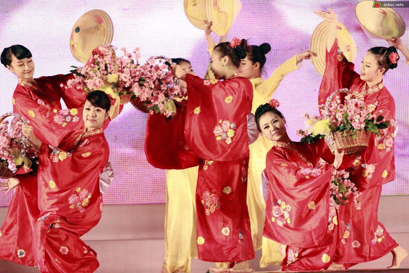 Biểu diễn múa kimono trong lễ khai mạc
