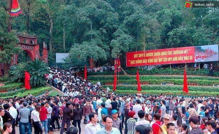 Hàng ngàn người dân đến tham gia lễ hội