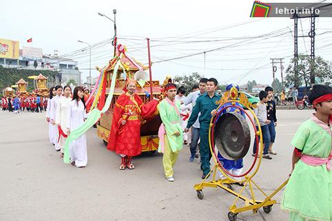 Biểu tượng con thuyền tái hiện sự kiện hai bà công chúa giết giặc trên sông