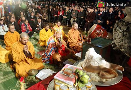 Nghi lễ cúng tế trong lễ phát lương đền Trần Thương