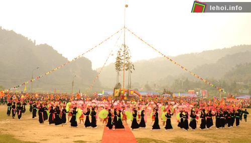 Múa hát tại lễ hội Lồng tông Lâm Bình - Tuyên Quang