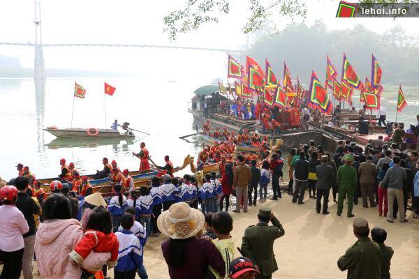 Lễ rước linh vị Uy Minh Vương từ đền Quả Sơn lên chùa Bà Bụt theo đường Thủy