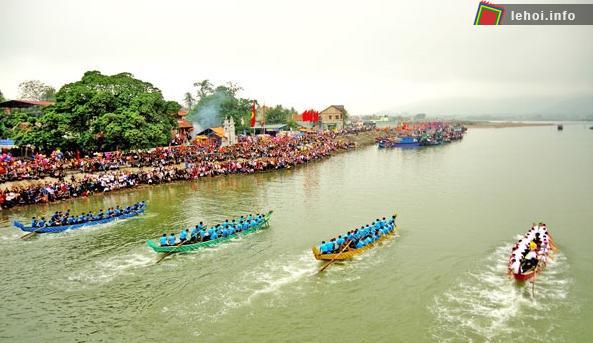 Hội đua thuyền tại lễ hôi Đền Cờn tỉnh Nghệ An