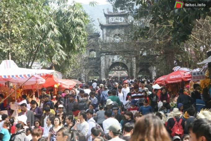 Rất đông du khách đến du xuân, trảy hội chùa Hương