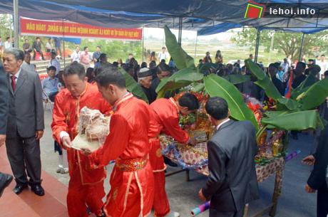 Lễ dâng hương của các dòng họ và nhân dân 5 thôn trên địa bàn xã Vạn Ninh.