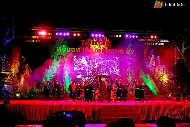Biểu diễn văn nghệ trong lễ khai mạc lễ hội “Võ Nhai nơi cội nguồn”tại Thái Nguyên