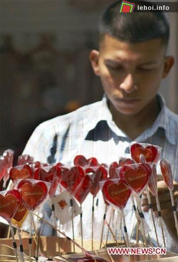 Những chiếc kẹo có hình trái tim xinh xắn cũng là một món hàng được ưa thích nhân ngày lễ Valentine tại Panama City, thủ đô Panama . Ảnh: Xinhua. 