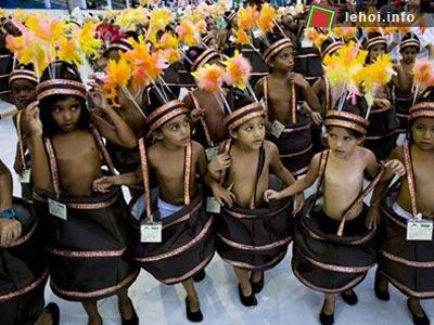 Những em bé ở Brazil tham gia vào lễ hội carnival nổi tiếng tại thủ đô Rio de Janeiro . 